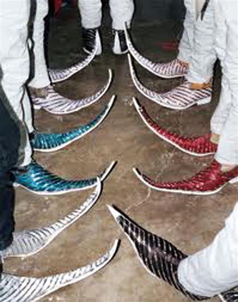 Mexican pointy boots or trival boots are a style of pointed fashion boots made with elongated toes that were a popular footwear for men in parts of mexico. Mexican Long horn shoes | Pointy boots, Pointy shoes ...