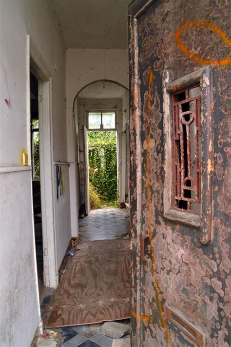 I've read a lot about doel on different blogs, however as soon as you reach the gate to doel, you'll see a gate with an electric traffic zone blocking the entrance to limit. Must see: spookstad net over de grens in Doel, België ...