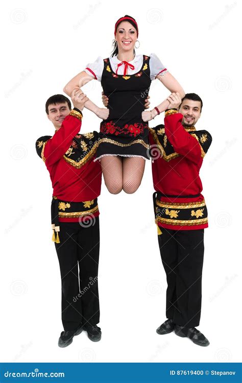 佩带一民间俄国服装摆在的两个男人和一名妇女 库存照片 图片 包括有 逗人喜爱 有吸引力的 友好 相当 87619400
