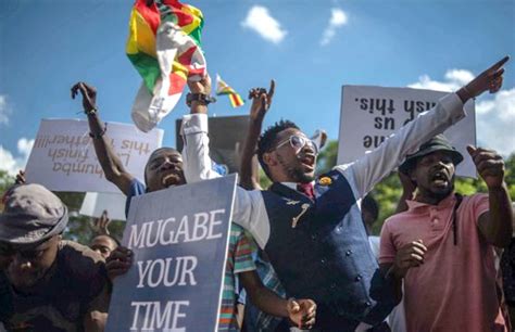 احتفالات في شوارع زيمبابوي بعد إعلان استقالة موجابي بوابة الأهرام
