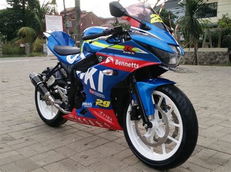 Modifikasi gsx150 jadi ducati #gsx150r #modifikasigsx #gsxmodifikasi #suzukigsx #suzuki #suzukiindonesia #clubgsx видео modifikasi gsx 150 r jadi ducati (ducati) канала al komari jr. Modifikasi Suzuki GSX-R150, Jadi Kece Paduan MotoGP dan BSB