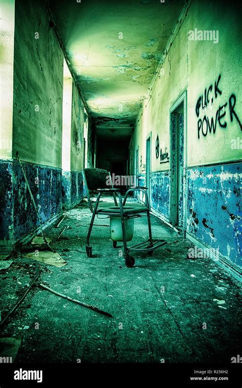 Un couloir de l hôpital psychiatrique abandonné Photo Stock Alamy