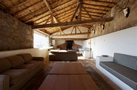 Casa rural alquiler integro, precioso paraje de navaluenga, junto al alberche vistas de la reserva natural valle de iruelas.parcela, jardín, barbacoa, cenador. Casa en Ávila del estudio A-cero, un tributo contemporáneo ...