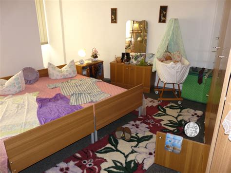 Sehr gut erhaltenes bett, sehr schöner warmer farbton des holzes, schöne füße. Schlafzimmer und Kinderzimmer aus der DDR - Virtuelles ...