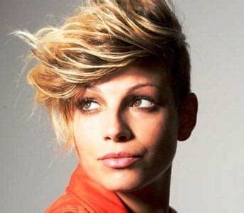 Post popolari in questo blog. Taglio di capelli da donna alla Emma Marrone 2012 - The ...