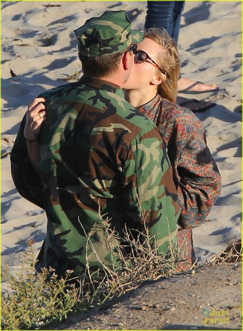 Suki Waterhouse Visits Boyfriend Bradley Cooper On Set Can T Stop Kissing Him Photo