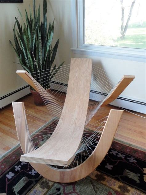 Contemporary swivel lounge chair martin perri interiors, inc. Lounge chair , pièce en bois maintenu par les fils qui lient les pièces entre elles en étant ...