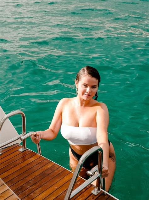 Selena Gomez Bikinis On A Boat Of The Day