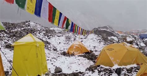 Terrifying Pov Video Shows Avalanche Hitting Mount Everest Base Camp