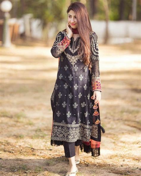 Pin By Sanam Khan On Maha Photography Girls Designer Dresses Simple Pakistani Dresses