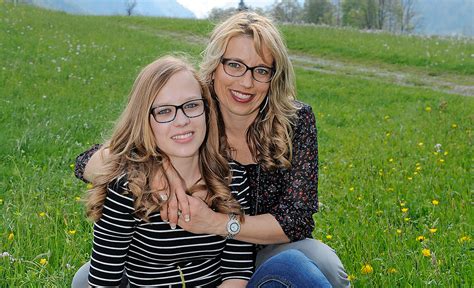German Step Mom Stief Mutter Hilft Tochter Bei Ihrem Ersten Sex Mit