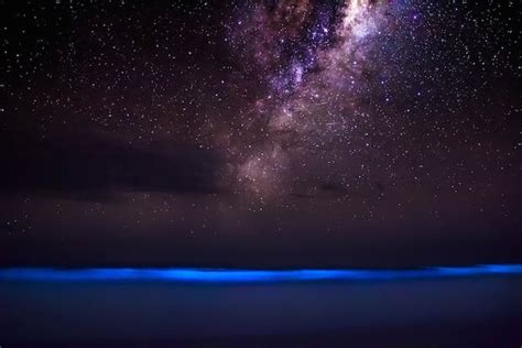 Photographer Captures Incredible Photo Of The Milky Way Above A Glowing