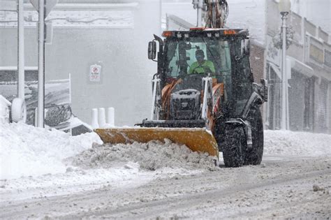 Boston Shatters Snowfall Record Noreaster Dumps More Than A Foot