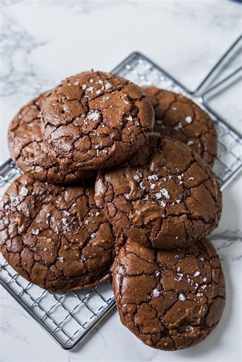 Satisfy Your Chocolate Craving With These Fudgy Brownie Crinkle Cookies