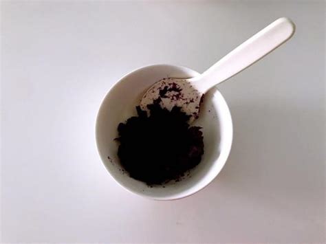 Chè khoai dẻo thảo mộc khác với chè khoai dẻo bình thường là có thạch cao quy linh và đá thảo mộc tự nấu. Tự làm chè khoai lang thơm dẻo đãi cả nhà, cách làm cực ...