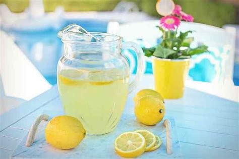 هل عصير الليمون مضر للحامل