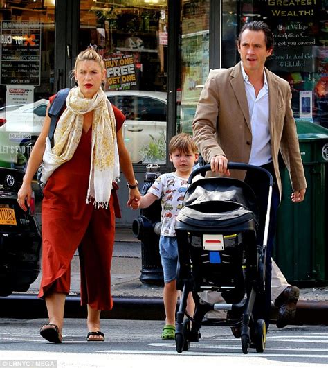 Claire Danes Pushes Baby Stroller In New York Daily Mail Online