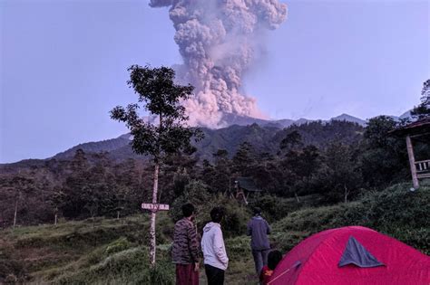 indonesian volcano mount merapi erupts sending huge ash cloud into the sky and covering nearby
