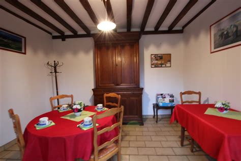 C'est un endroit paisible baigné par le soleil, à l'écart de la foule, sans bruit si ce n'est le gargouillis de notre fontaine dans la cour. Chambre d'hôtes n°G33347 La Pistollerie à Bricquebosq ...