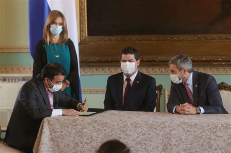 Por eso convocó a los directores y voceros de partidos políticos. Mandatario tomó juramento a Óscar Llamosas como nuevo ...
