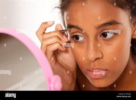 Woman Pluck Eyebrows Hi Res Stock Photography And Images Alamy