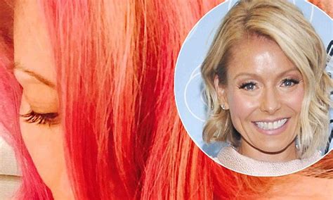 Kelly Ripa Shows Off Radical New Rose Hued Hair Daily Mail Online