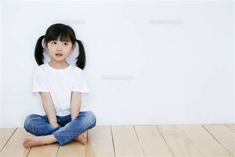座っている女の子[10853001521]の写真素材・イラスト素材｜アマナイメージズ