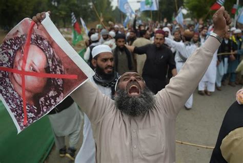 Protesters Delay Release Of Pakistani Woman Acquitted For Blasphemy