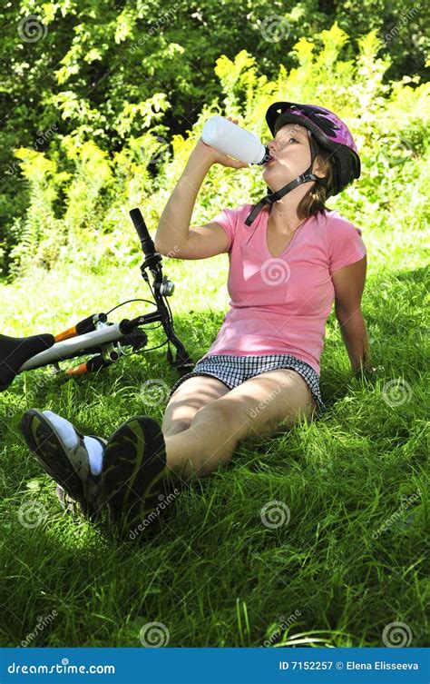 Adolescente Se Reposant En Stationnement Avec Une Bicyclette Image Stock Image Du Loisirs