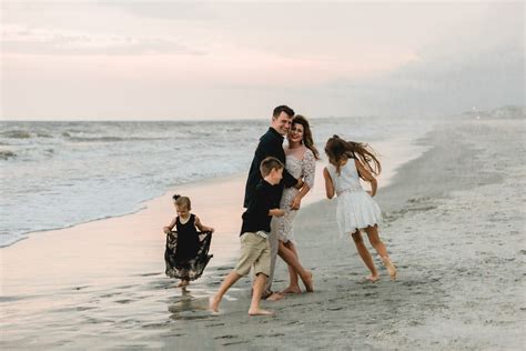 Family Beach Photos: 10 Tips To Great Photos | Beach family photos, Beach photos, Photo