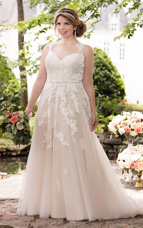 I'm size (eu) 48/50 and it isn't easy to make good fitting plus size clothes. Plus Size Wedding Dress with Lace Illusion Back | Stella York