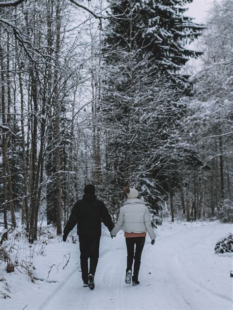 Фотосессия в лесу зимний лес фото с парнем зимой идея для фото референс Fall Couple