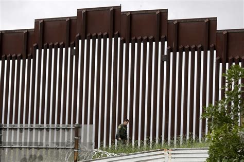 Falls From Wall At Us Mexico Border Injure 11 Including 10 Who Were Taken To Hospital