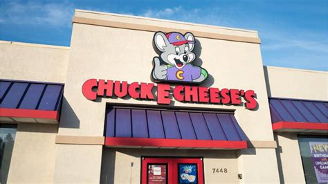 Gunshots Erupt At Chuck E Cheese 4 Arrested Wgau