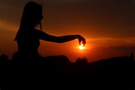 Фотография Силуэт Солнце девушка рассвет и закат Руки сидя 5184x3456