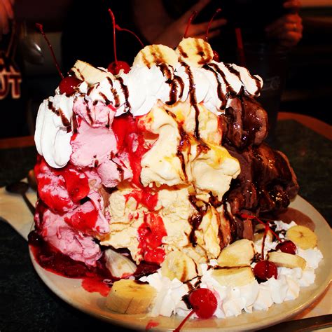 The Biggest Sundae I Ve Ever Seen And Had The Four Of Us Combined Couldn T Finish Even Half Of