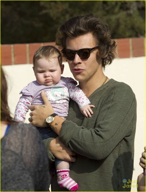 Harry Styles Holds Adorable Baby Fan In Australia Photo 601476
