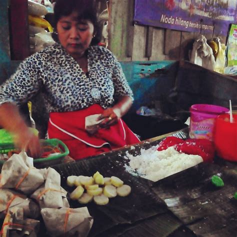 Jun 24, 2021 · jajanan di malang cukup beragam, mulai dari yang jadul sampai kekinian. Cenil Lupis: Jajan Pasar Tetap Eksis