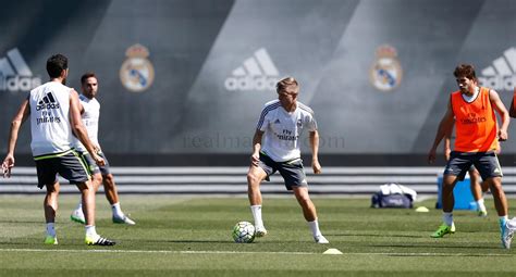 Around one month ago, a film about german and real madrid midfielder toni kroos was launched. Toni Kroos Trains in Adidas Adipure 11pro Boots in First ...