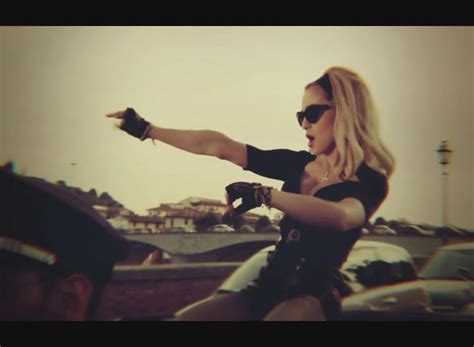 Assista ao novo vídeo de Madonna Turn Up The Radio