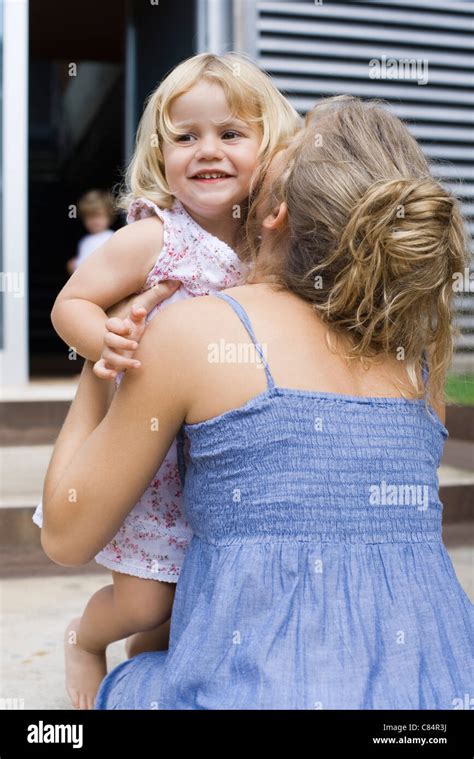 Madre Abrazando Joven Hija Fotografía De Stock Alamy