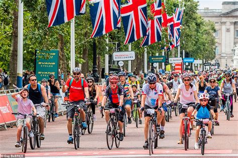 Cyclists Zip Along Famous Streets Of London For Annual Ride London Event Daily Mail Online