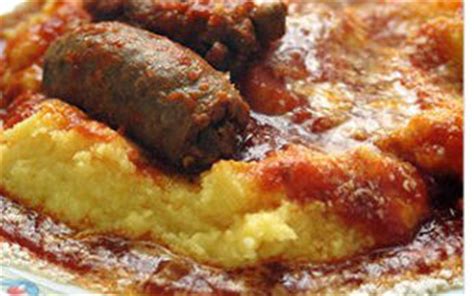 Gli ingredienti che oggi cosa serve per 2 persone (dosi abbondanti) 250 grammi farina gialla di polenta 500 grammi di funghi misti 2 salsicce 100 grammi di pancetta affumicata 2 cucchiai. Conserve di zucchine: Sugo per polenta con salsiccia