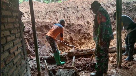 Tanah Longsor Kembali Jebol Dinding Rumah Warga Di Kabupaten Trenggalek