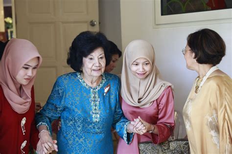 Tunku naquiyuddin, tunku laksamana tunku nurul hayati of kedah, tunku puan muda. Che Puan Nina Karina's Majlis Melenggang Perut | Tatler ...