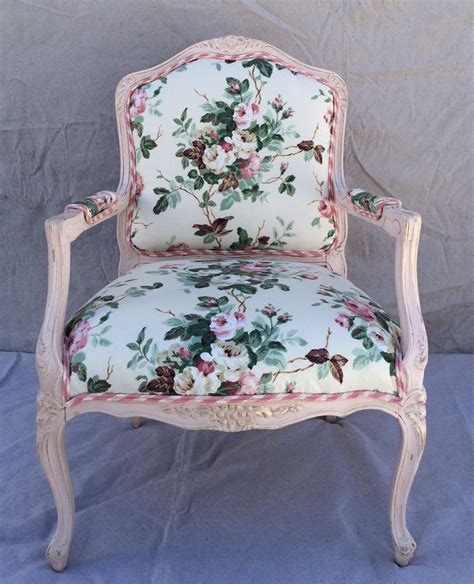 Respecting the form of the models of yesteryear, they exude a welcoming atmosphere and an old flavour. Rose chintz vintage shabby chic chair upholstered | Shabby ...