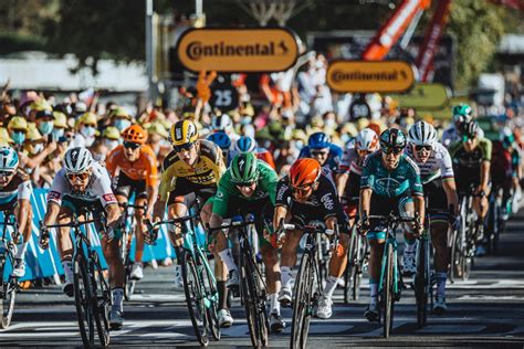 I treni sono al massimo della spinta, mancano 500mt, i velocisti restano da soli, testa a testa ewan e bennet ed il piccolo caleb vince la terza tappa del tour 2020. BDC-MAG.com - Bici da corsa | Tour 2020: Caleb Ewan si ...