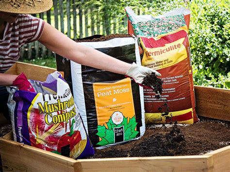 If you want to know how to fill a raised bed cheaply then take a look at these 5 options. How to Fill Your Raised Garden Bed | HGTV