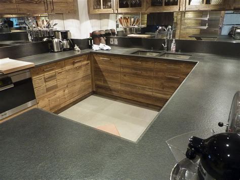 Pièce maîtresse de votre cuisine, le plan de travail est sollicité tous les jours. plan de travail cuisine pierre