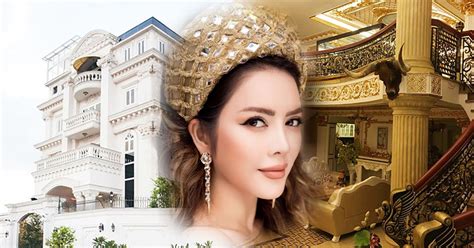 Khu nhà ăn rộng lớn được cô bài trí tinh tế. LÝ NHÃ KỲ KHÔNG THUA AI TRONG KHOẢNG TẬU BIỆT THỰ TIỀN TỶ